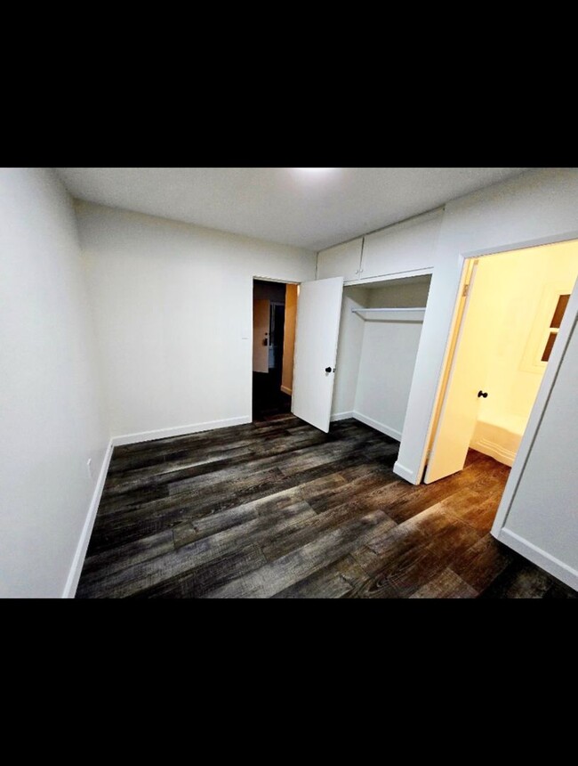 Building Photo - 1 bed, 1 bath - South Mission Hills neighb...