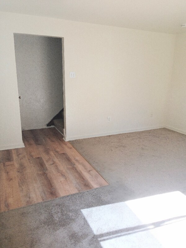 Building Photo - 472 Hoodridge Dr