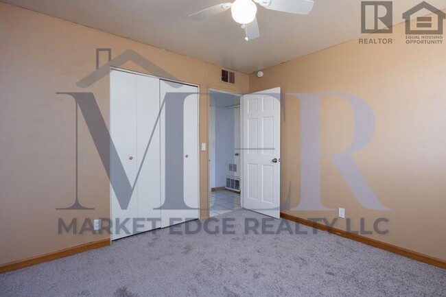 Building Photo - 3Bed/2Bath at 35th/Cactus! $1499 MOVE-IN S...