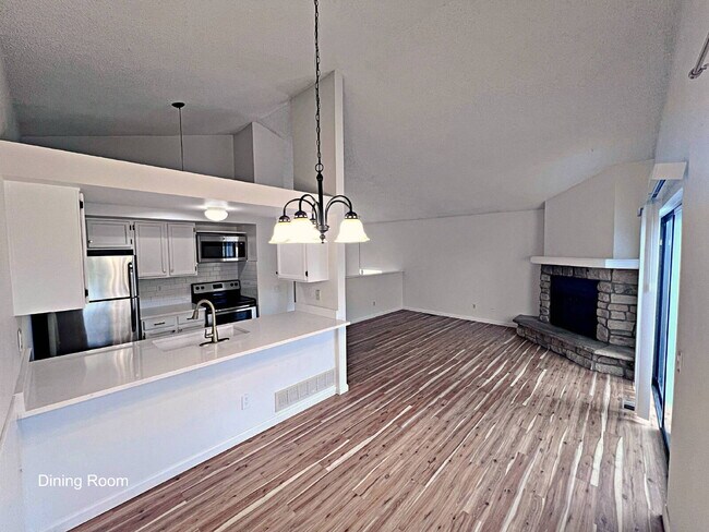 Building Photo - Cozy 2-Bed 1.5 Bath Townhouse in Aurora with Spacious Layout & Modern Comforts!
