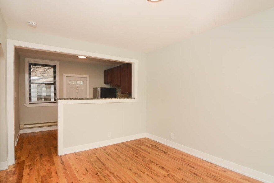 Building Photo - 4410 N Wolcott Ave