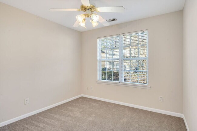 Building Photo - 2204 Valley Haven Dr