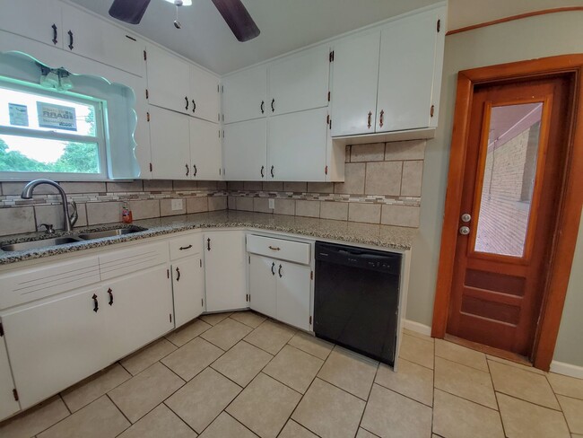 Building Photo - 4 Bedroom 2 bath Home in Shawnee