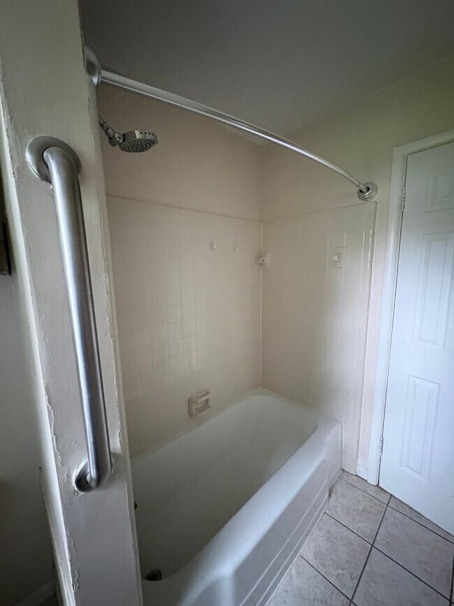 Building Photo - 3 bedroom 1 bath