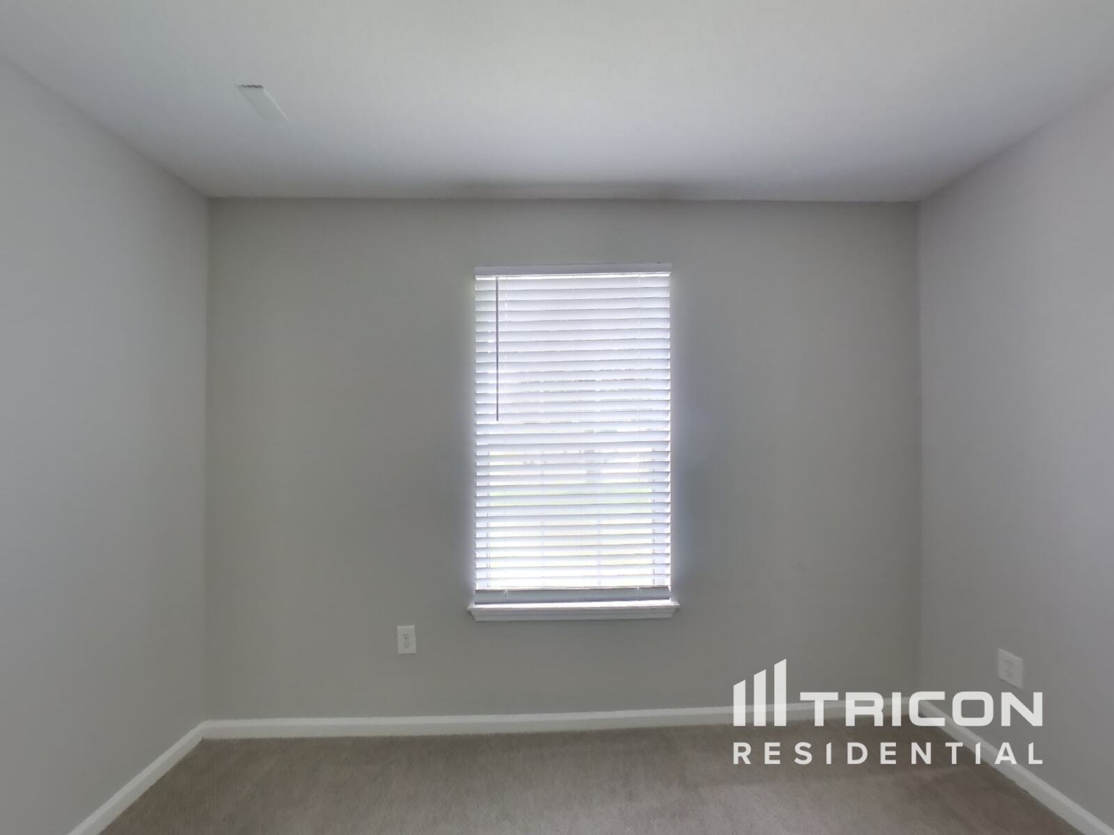 Building Photo - 2492 Bentwater Dr W