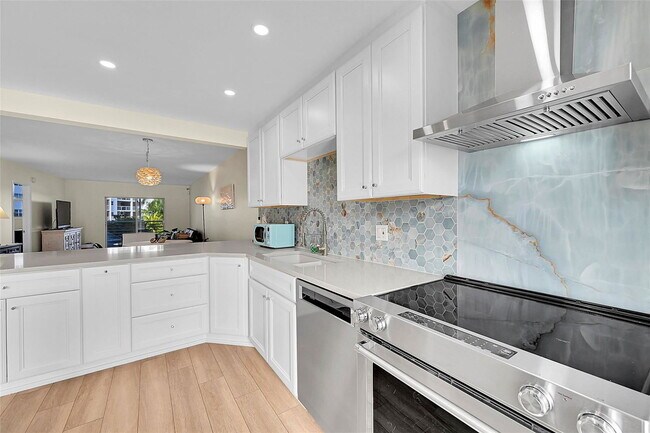 Building Photo - 2731 NE 14th St