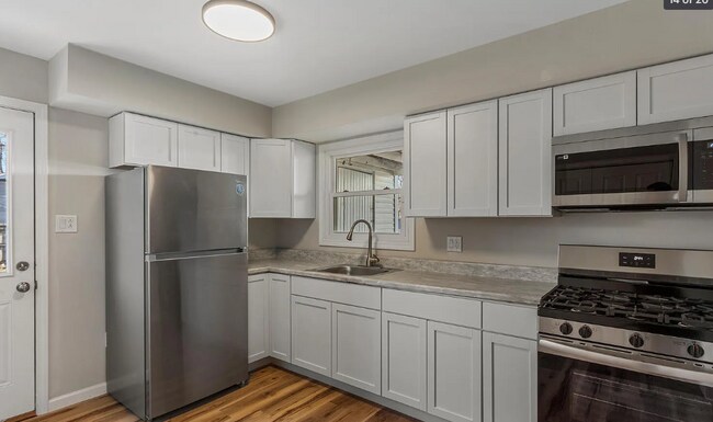 Building Photo - 1902 Meadow Dr