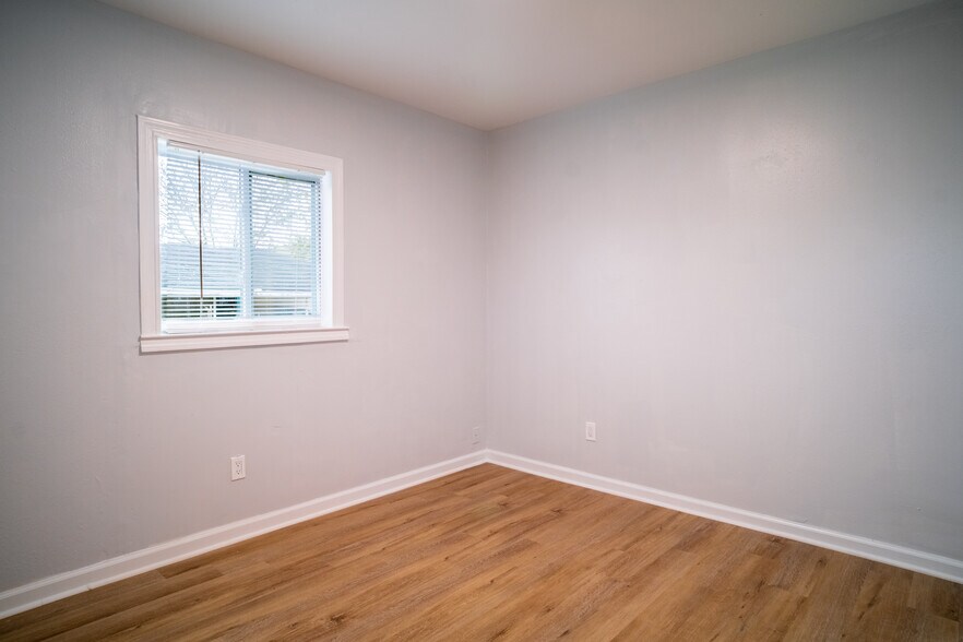 Building Photo - 3825 Crane Dr NE