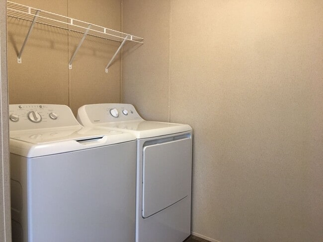 Building Photo - 2-Bedroom Home, minutes Away from the Colo...