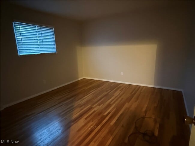 Building Photo - 195 Surrey Ln