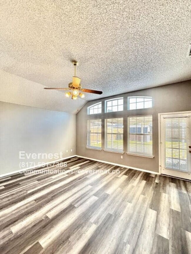 Building Photo - Spacious 3-Bedroom Home with Fenced Yard a...