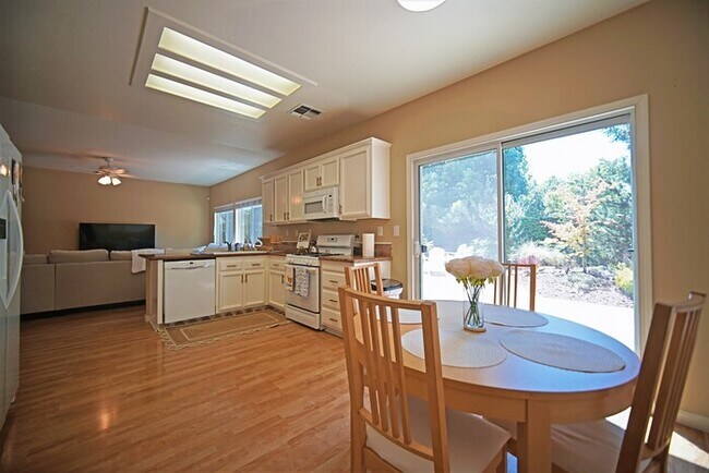 Building Photo - Beautiful Highland Reserve home 4 bedroom,...