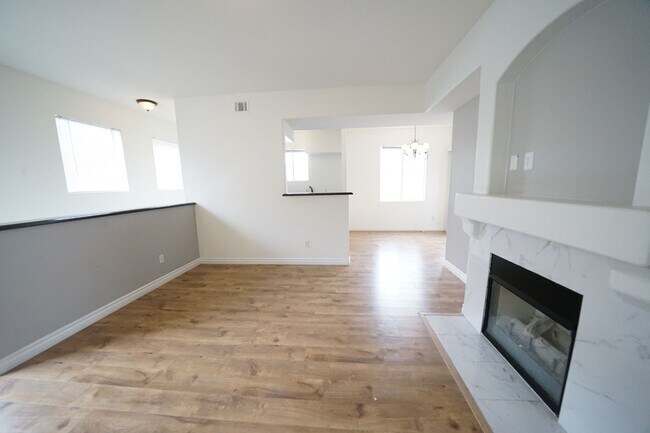 Building Photo - SHOWINGS START 4/1/2025