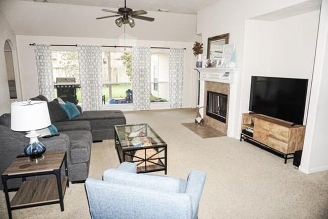 Building Photo - 12814 Quail Creek Dr