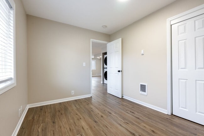 Building Photo - Newly Renovated 2 bedroom apartment - Available Now!