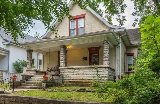 Building Photo - 628 University