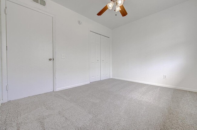 Building Photo - 2506 Manor Cir