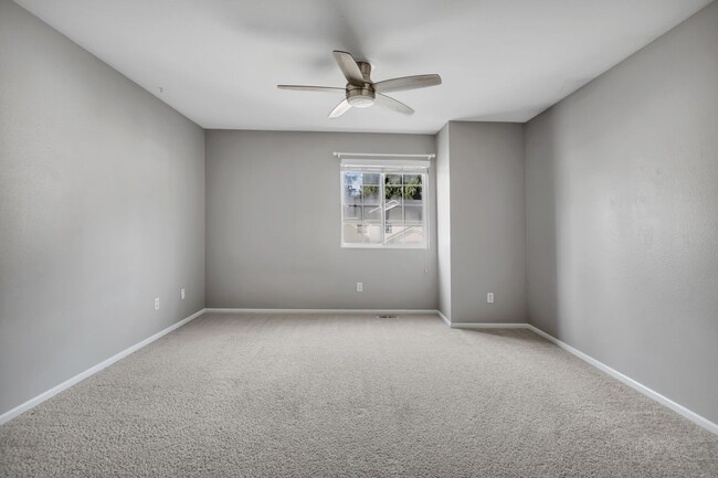 Building Photo - SILVER FIRS 3 BED 2.5 BATH TOWNHOUSE AVAILABLE NOW