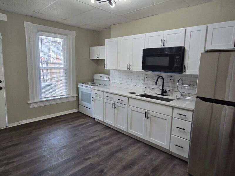 Building Photo - 711 N Streeper St