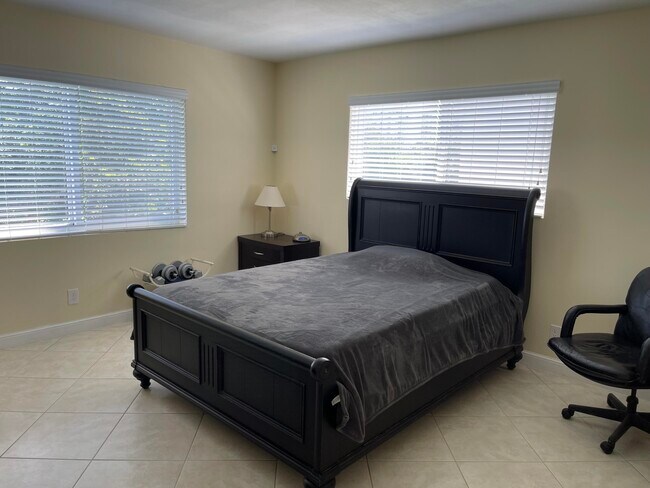 Building Photo - 300 E Royal Palm Rd