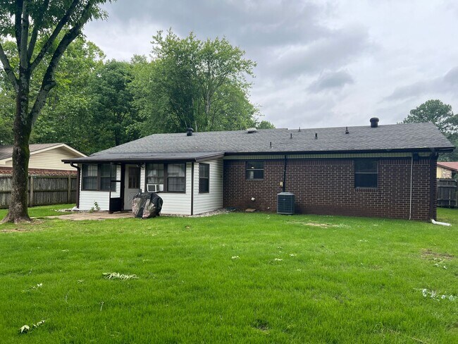 Building Photo - 3 Bed 1.5 Bath Home