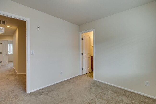 Building Photo - 2 Bed plus Den - Issaquah Highlands Townho...