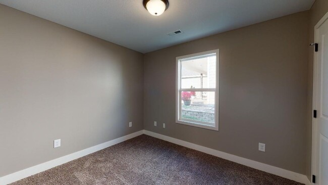 Building Photo - 3 bed 2 bath in Savannah schools close to I-29