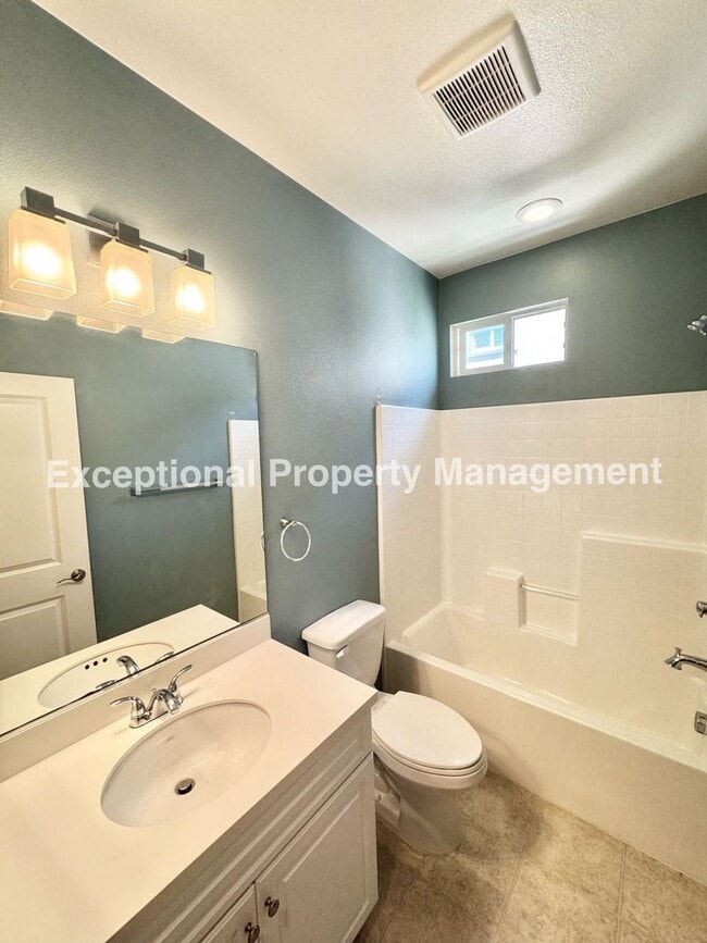 Building Photo - Great 3 bed 3 bath home