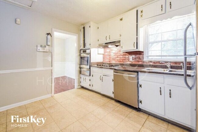 Building Photo - 5674 Sandhurst Dr