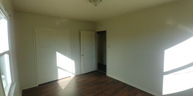 Bedroom - 418 E Freeland St