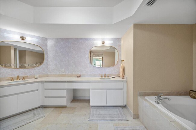 Building Photo - 16711 Collins Ave