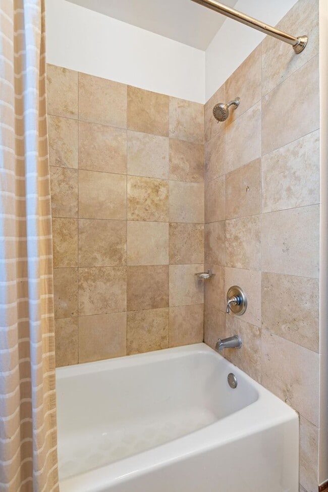 Building Photo - Beautiful 2BD/1BTH Apartment on Rice St!