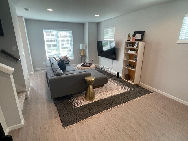 Building Photo - Newly built 2 bed / 2.5 bath townhouse in ...