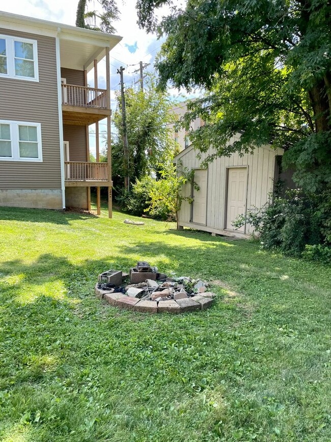 Building Photo - Spacious 3 bed/2 bath - walk to campus!