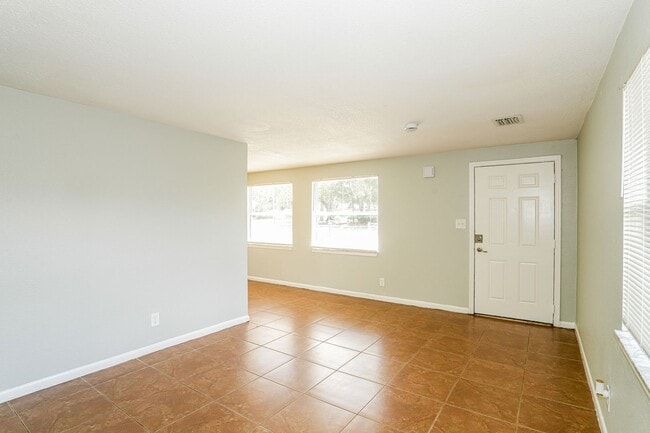 Building Photo - 3 BR/1BA | Newly Renovated Single Family Home | Large yard| In Tampa!