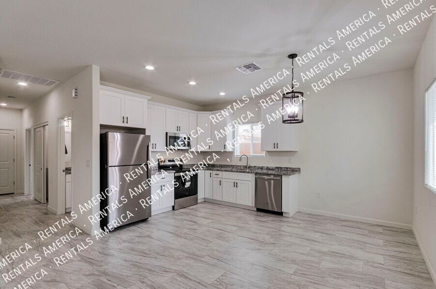 Primary Photo - 3727 N Stone Ave