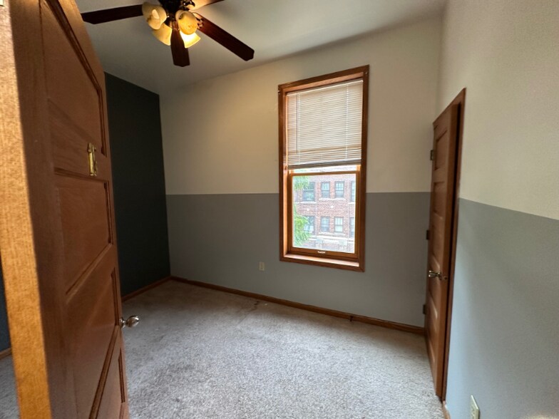 Building Photo - 802 N Van Buren St