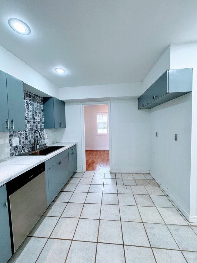 Building Photo - 139 Clairemont Rd