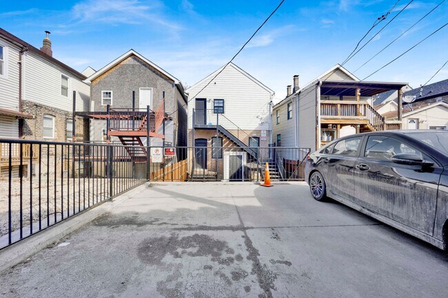 Building Photo - 1735 W Cullerton St