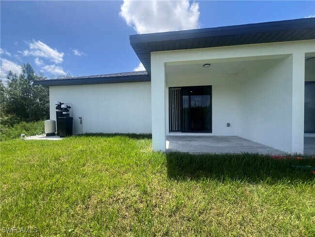 Building Photo - 2403 Dogwood Ave S