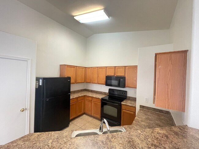 Building Photo - Fresh paint 3 Bedroom, 2 baths very low maintenance home
