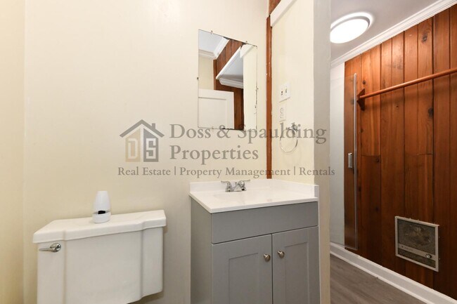 Building Photo - 1802 W Friendly Ave