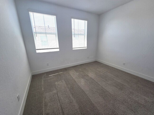 Building Photo - Beautiful 3 Bedroom 2.5 Bath Home in Gated Community