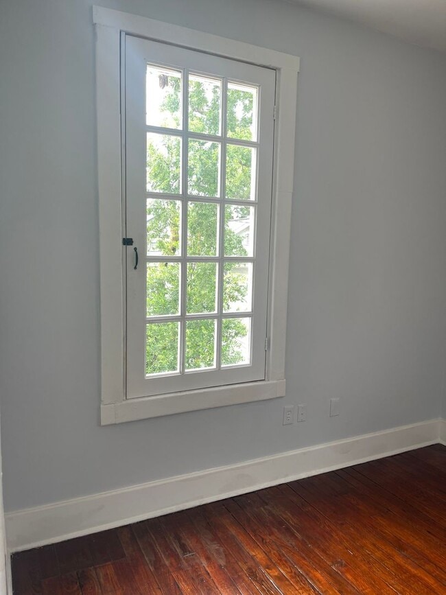 Building Photo - Newly Renovated Tri-Plex Near Forsyth