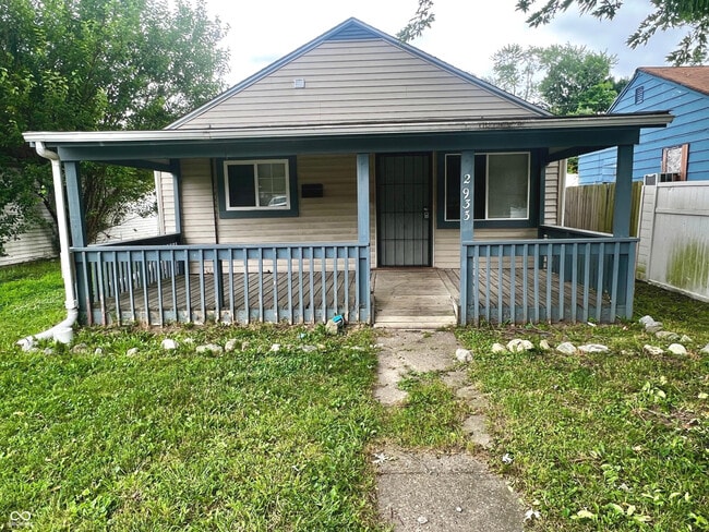 Building Photo - 2933 N Gladstone Ave