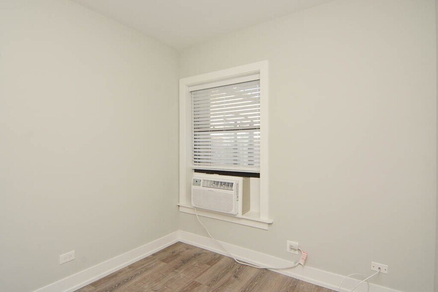 Building Photo - 735 W Brompton Ave