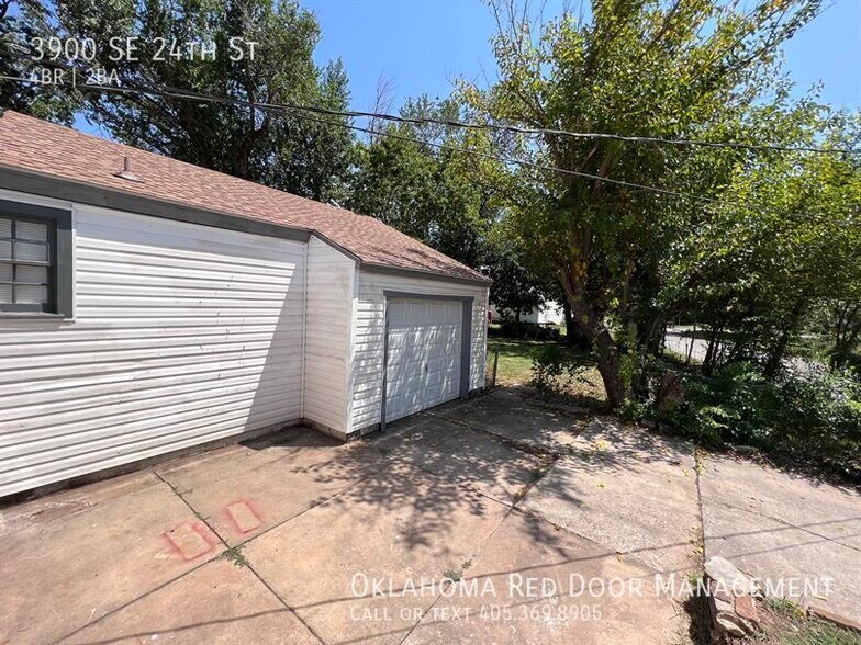 Building Photo - 3900 SE 24th St