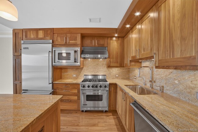 Building Photo - 5 Renaissance Square