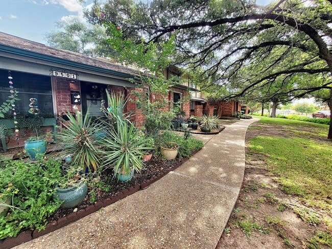 Building Photo - Cozy 3 Bed, 1.5 Bath Rental with Garage an...