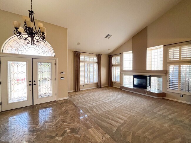 Building Photo - Stunning 5 bed/ 3.5 Bath in Pleasant Valley